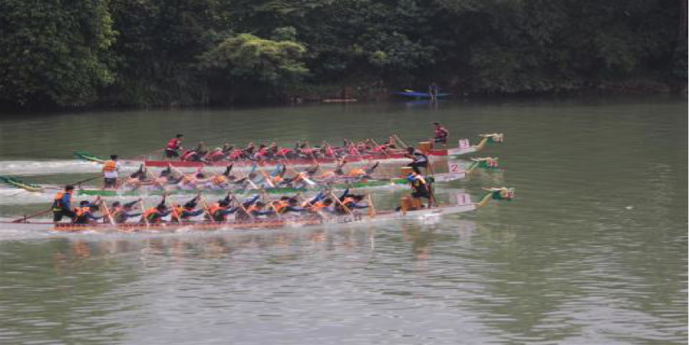 Hiraya Minokawa Dabaw (lane 3) before leaving the pack as it closes the 200-m race. The Cagayan River explodes with greenery as the dragonboat teams paddle for its continued rehabilitation.
