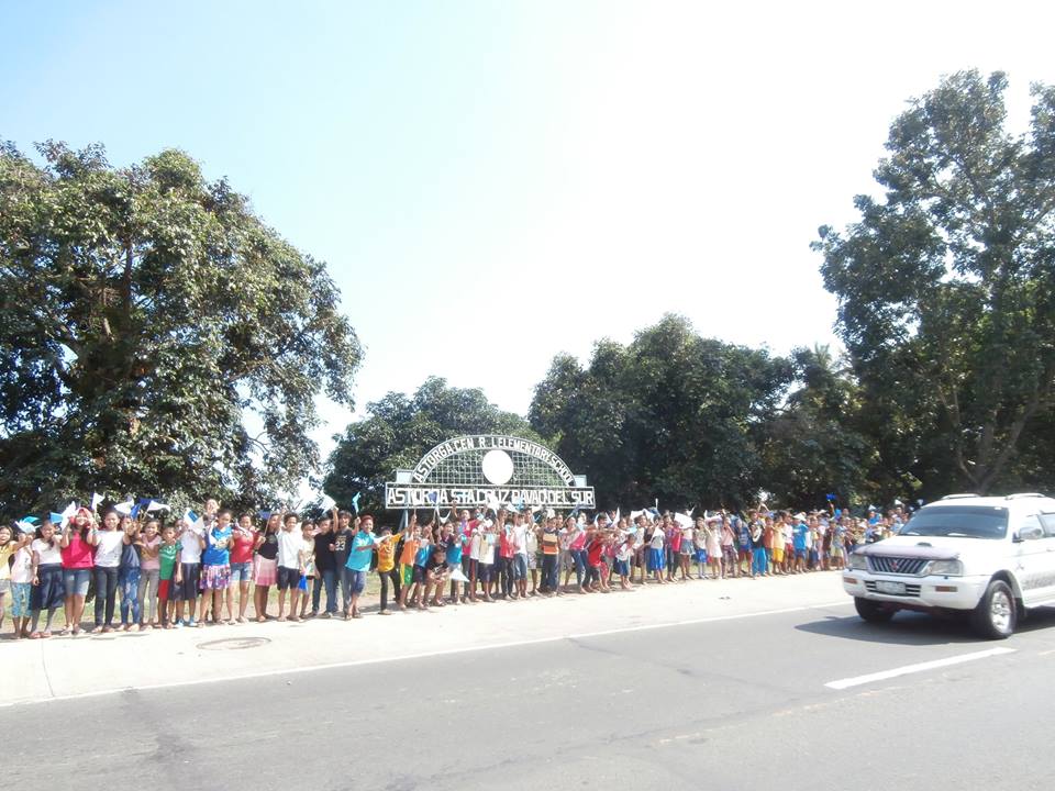 Our Lady of Fatima in Sta. Cruz. Children on the streets.