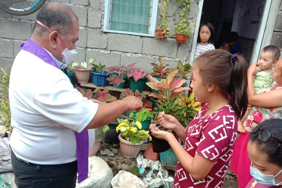 Fr Cris Mostajo distributing the Holy Host in one GKK OMPH