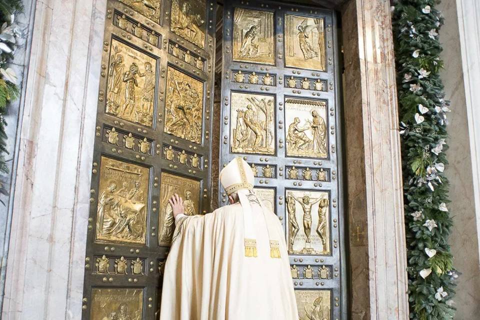 Pope Francis opens the Holy Doors at St. Peter's Basilica to begin the Year of Mercy, Dec. 8, 2015. (L'Osservatore Romano)