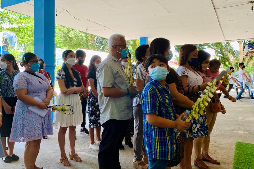 2022-04-10 Parishioner pilgrims praying before entering the Holy Door Immaculate Conception Parish (ICP) in Peñaplata