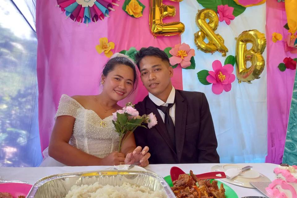 Engilyn and Brokcild Muñez riding a horse after wedding