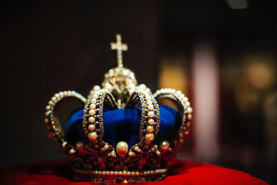 Photo of a crown by Markus Spiske on unsplash