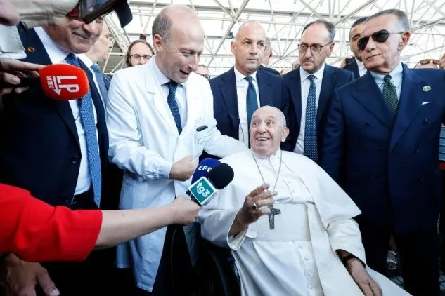 Pope Francis leaves the Gemelli Hospital on 16 June 2023 (ANSA)