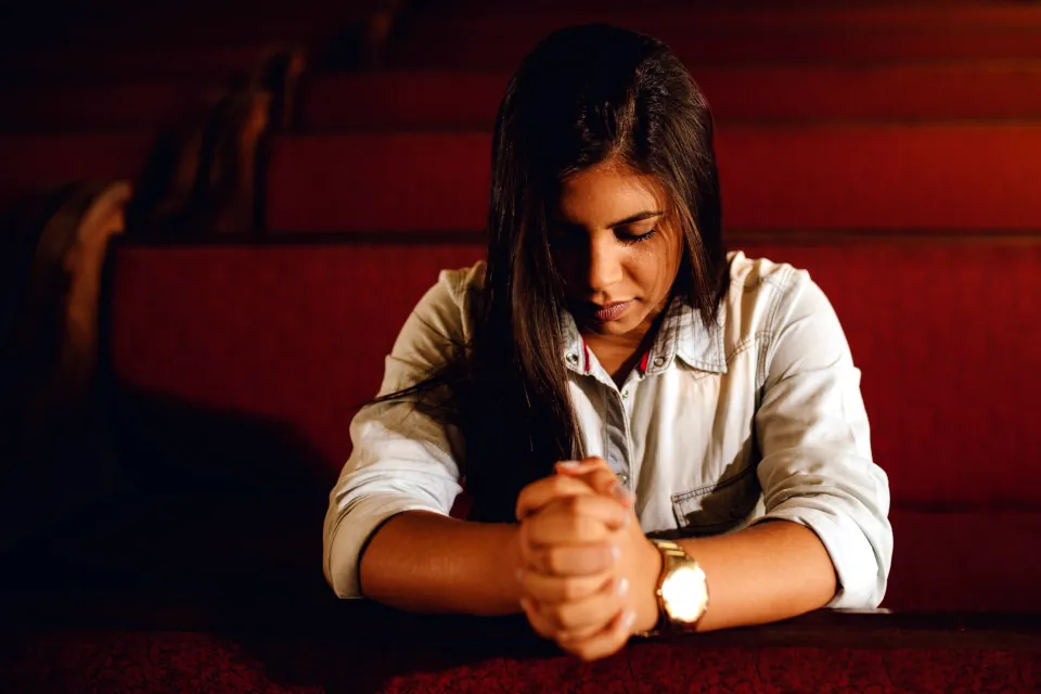 Naassom Azevedo stock praying woman inside church unsplash
