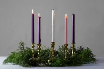 Gaudete Sunday advent wreath stock photo by Kalisa Veer on unsplash