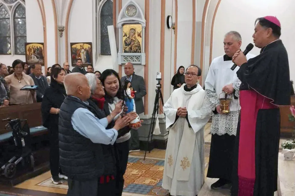 Copenhagen Filipino community receives “La Virgen Milagrosa de Badoc” image