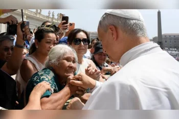 Nanay Edith Maglana with Pope Leo