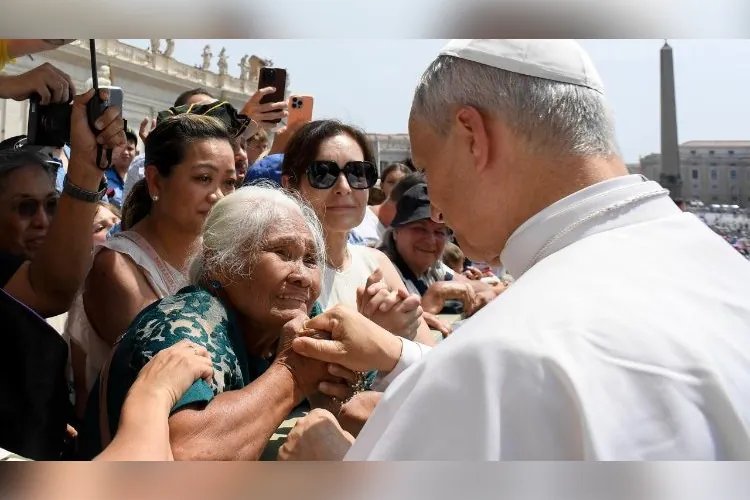 Nanay Edith Maglana with Pope Leo