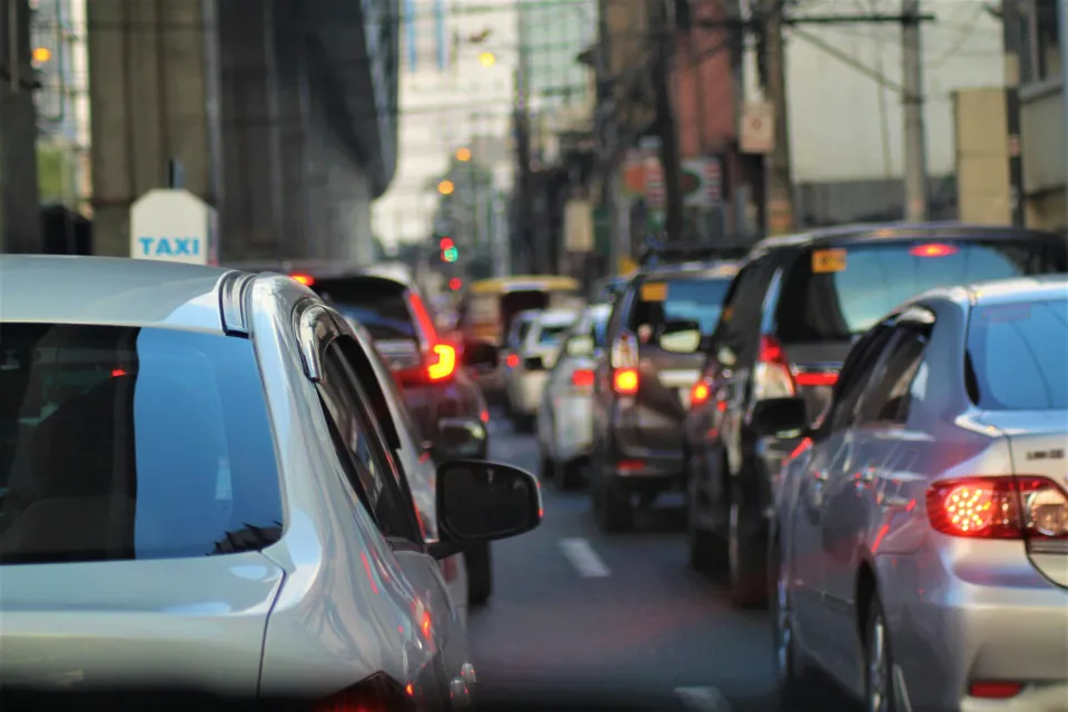 stock Photo of traffic cars on the road by Roger Victorino on Unsplash