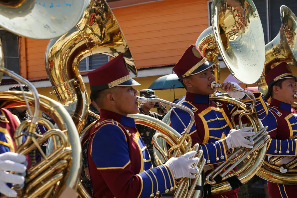 stock Photo of a school band in the Philippines by Beth Macdonald on Unsplash